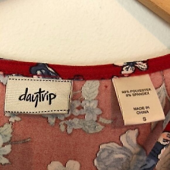 DAYTRIP BUCKLE Floral Strappy Top Red Blue White Short Sleeve Cutout Tee Small - Picture 6 of 7
